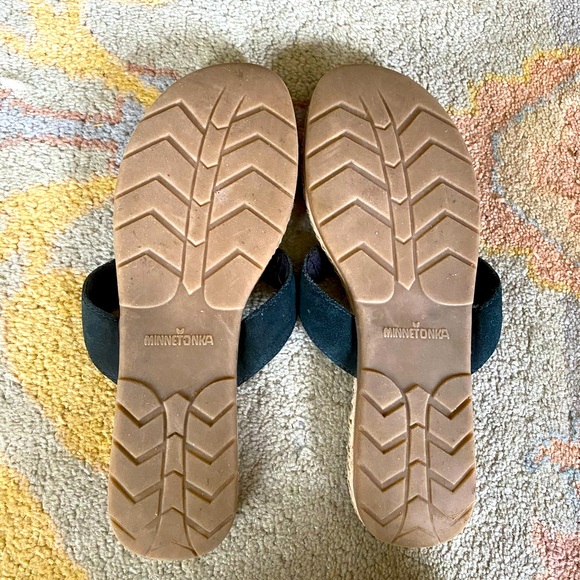 SALE‼️‼️ Minnetonka sandals size 9 - Picture 3 of 4